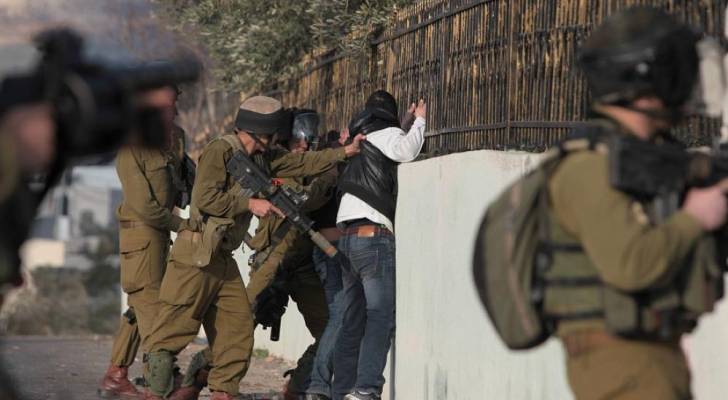 قوات الاحتلال تعتقل ١٦ فلسطينيا في الضفة الغربية