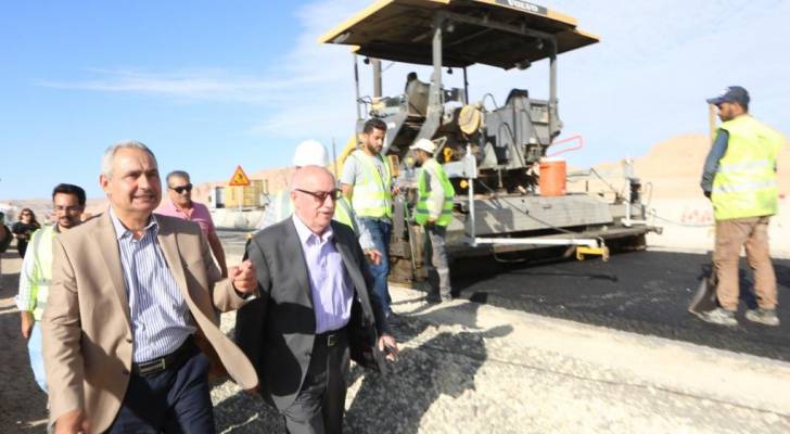 وزير الأشغال يتفقد أعمال إعادة تأهيل الأجزاء المتبقية من الطريق الصحراوي