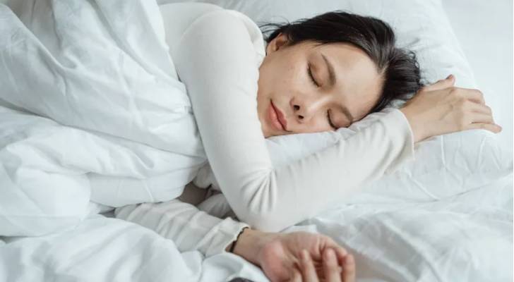 دراسة تكشف عن دور النوم في معالجة العواطف