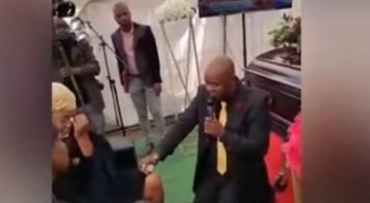رجل يتقدم لخطبة صديقته في جنازة والدها في جنوب إفريقيا