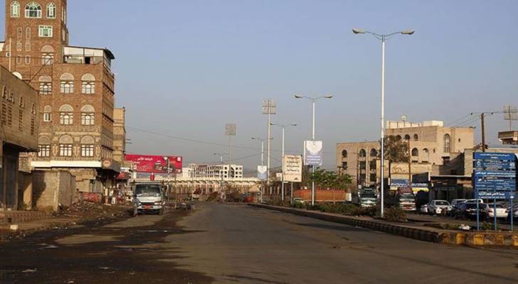 ٣ قتلى و٢٥ إصابة في انفجار قنبلة بسوق شعبية في عدن