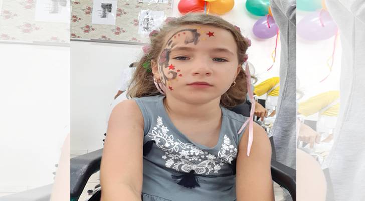 طفلة لبنانية عالجها الأردن تعود للحياة بعد عام من إصابتها برصاصة