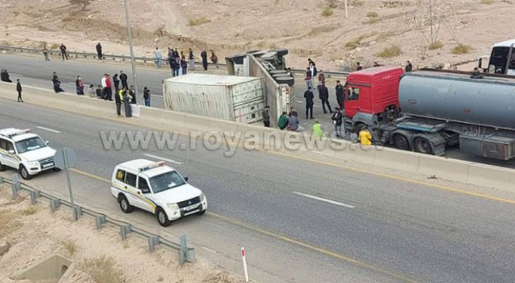 الأمن: تدهور شاحنة محملة بالحبوب على الطريق الصحراوي