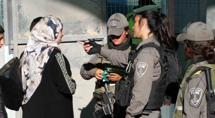 الاحتلال يعتقل فلسطينية