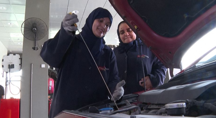 ميكانيكيات سعوديات يزاحمن الرجال في ورشة لإصلاح السيارات