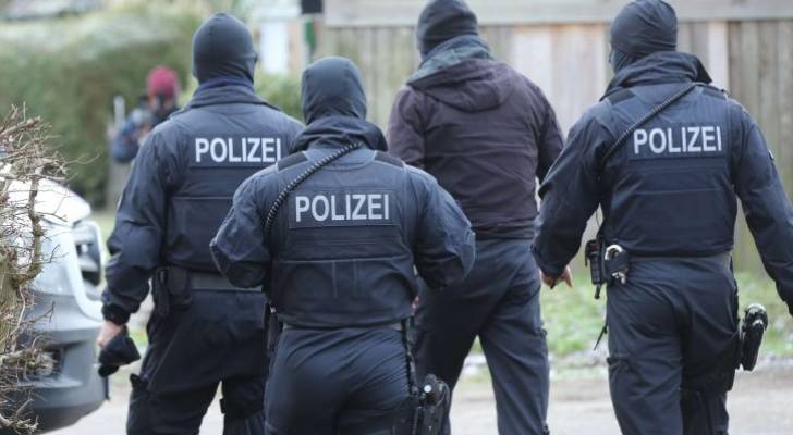 مسلح يهاجم امرأة وفتاة بسكين في مدرسة بألمانيا