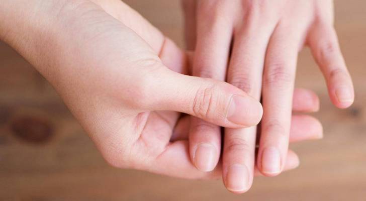 علامة "غير عادية" تظهر في أصابعك قد تدل على مرض خطير