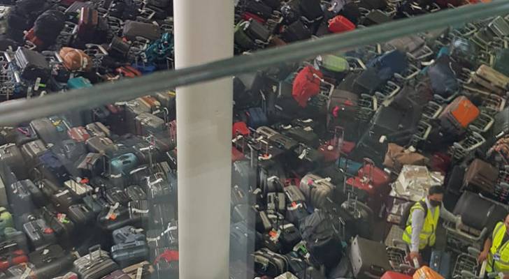 شاهد بالفيديو.. جبال من حقائب المسافرين عبر مطار هيثرو الدولي