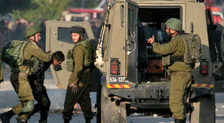 صورة أرشيفية لقوات الاحتلال تعتقل فلسطينيا