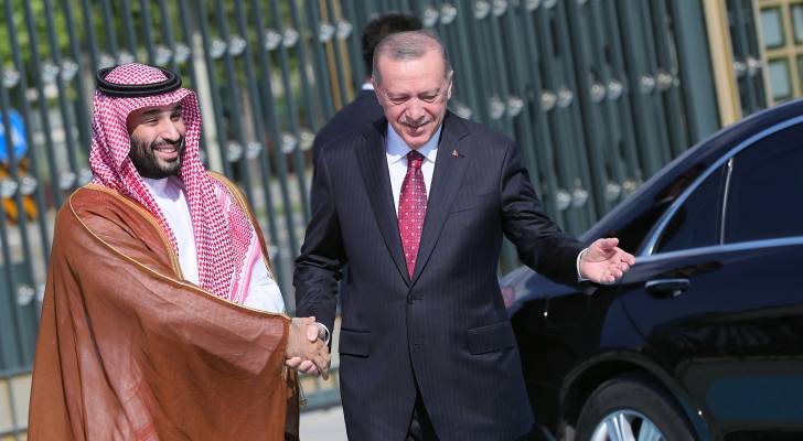 ولي العهد السعودي يصل إلى تركيا في أول زيارة رسمية