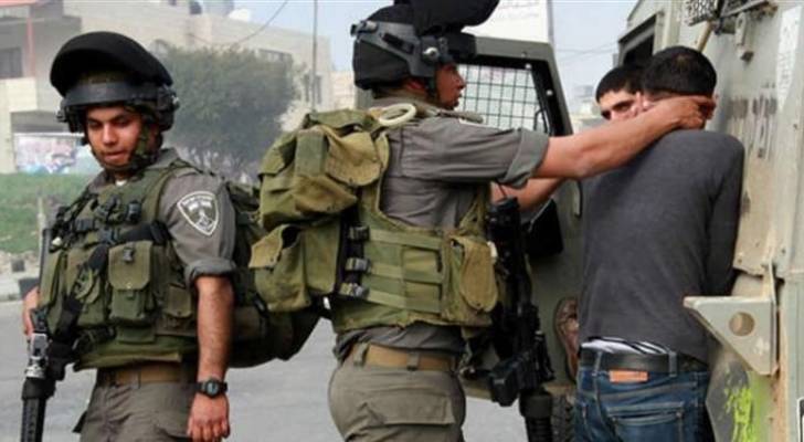 الاحتلال يعتقل ٣ فلسطينيين من الخليل