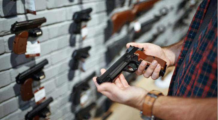 المحكمة العليا الأمريكية تكرس حق حمل مسدس في الأماكن العامة