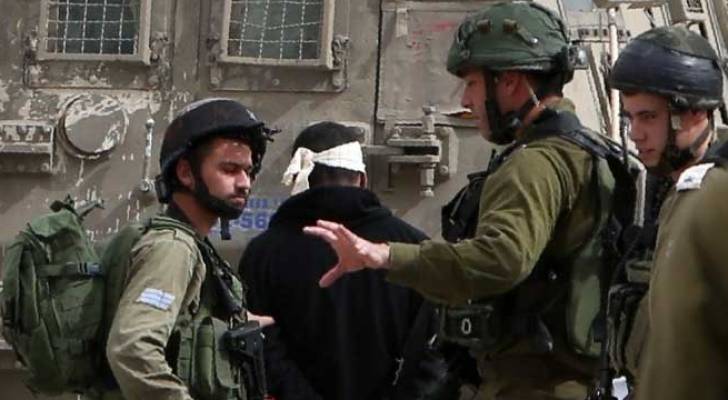 الاحتلال يعتقل ١٤ فلسطينيا في الضفة