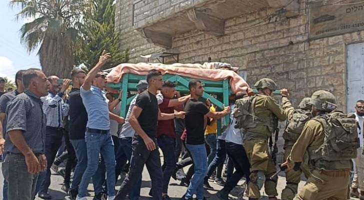 قوات الاحتلال تعتدي على جنازة فلسطينية في الخليل