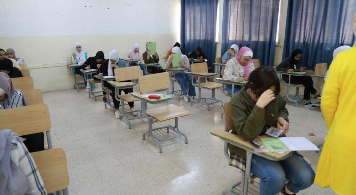 طالبات توجيهي أثناء تأدية مبحث التربية الإسلامية