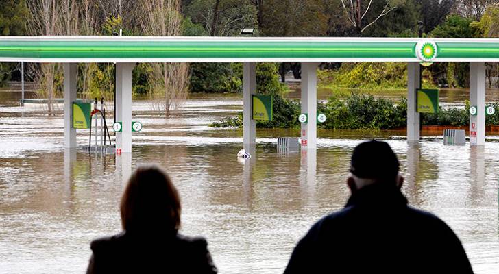 أوامر لآلاف الأستراليين بإخلاء منازلهم بسبب الفيضانات - فيديو