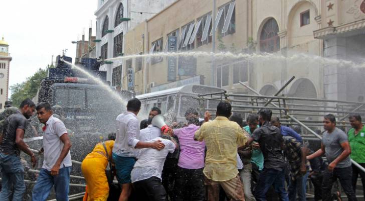 الرئيس السريلانكي يفر من مقره بسبب المظاهرات 
