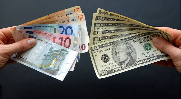 اليورو يتعادل مع الدولار لأول مرة منذ ٢٠ عاما
