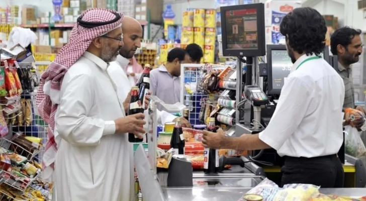 مواطنون سعوديون يبتاعون في أحد مراكز التسوق
