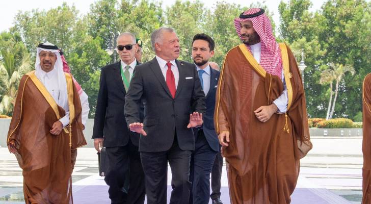 الملك يصل إلى السعودية للمشاركة في قمة جدة للأمن والتنمية - فيديو وصور