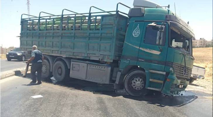 حادث سير بين شاحنة محملة باسطوانات غاز ومركبة على طريق الحرية