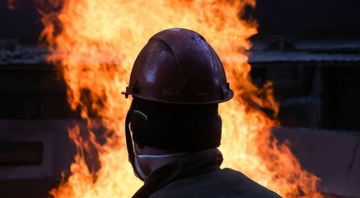 السلطات الروسية أثناء إخمادها الحريق