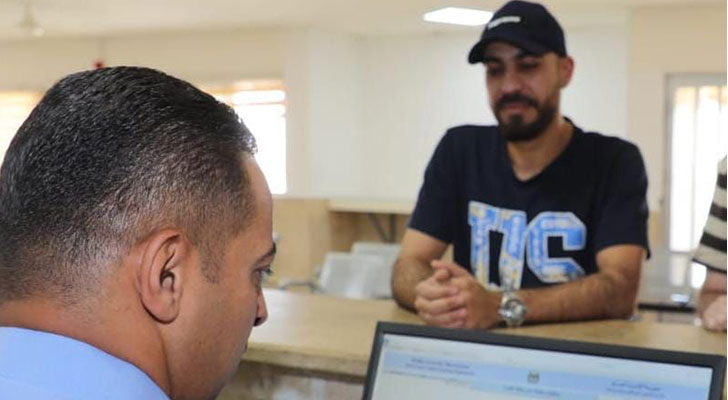 مواطن يقدم معاملة في إدارة الترخيص والمركبات