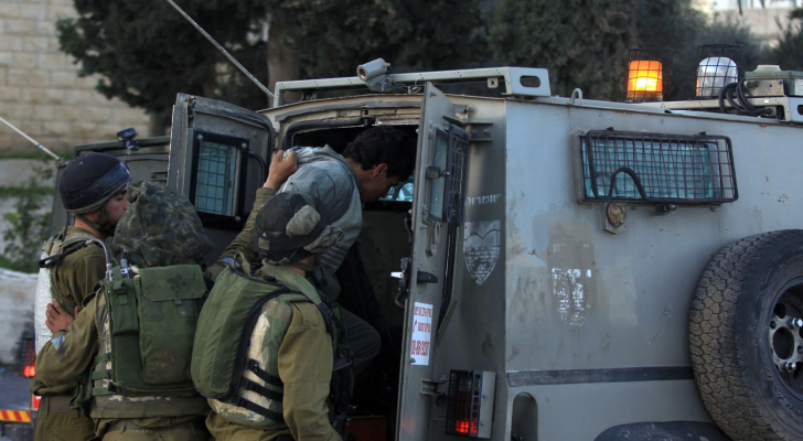 صورة أرشيفية لاعتقال قوات الاحتلال لشاب فلسطيني