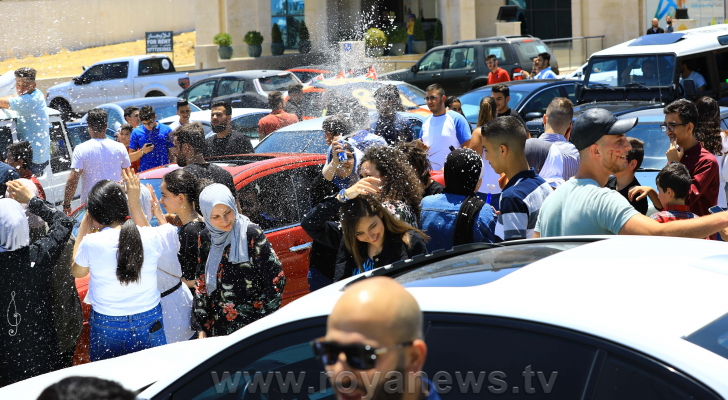 صورة أرشيفية لفرحة طلبة بنتائج التوجيهي