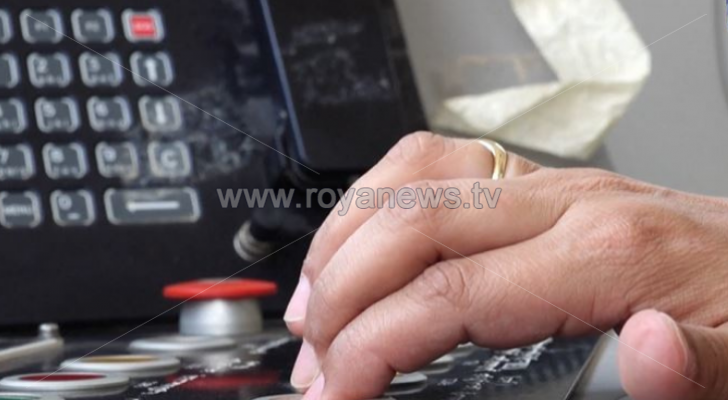 صورة توضيحية ليد هند عمر وهي تتجهز للضغط على زر الانطلاق في أحد القطارات في مصر