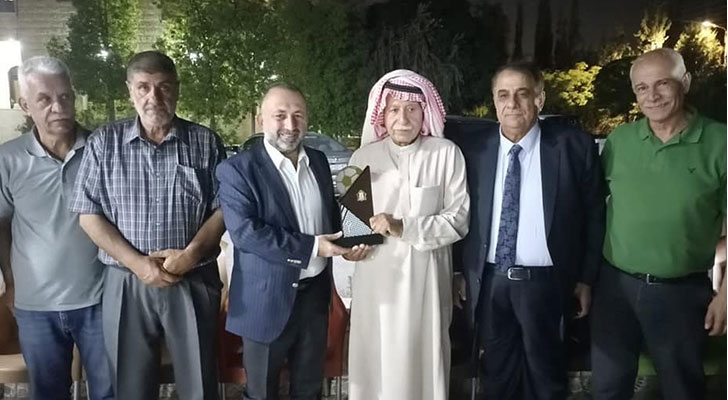 جانب من تكريم الشيخ طراد الفايز من رئيس نادي الوحدات بشار الحوامدة