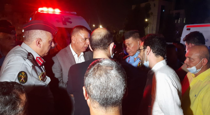 وزير الداخلية مازن الفراية (وسط) في أثناء متابعته إخماد حريق مول وسط عمان