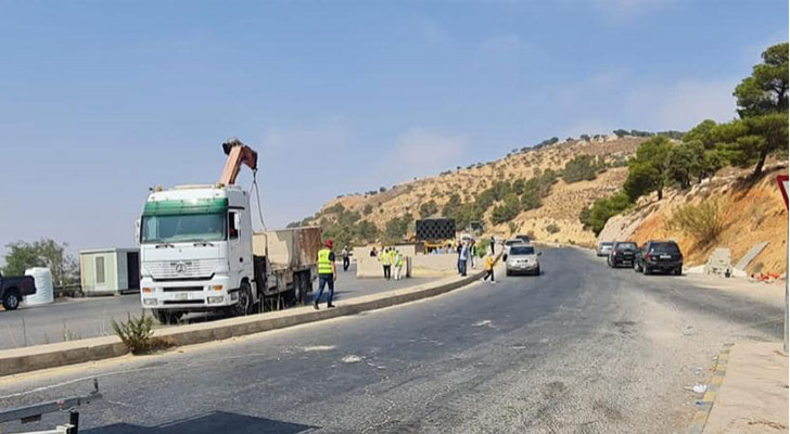 جانب من أعمال إعادة تأهيل طريق العارضة