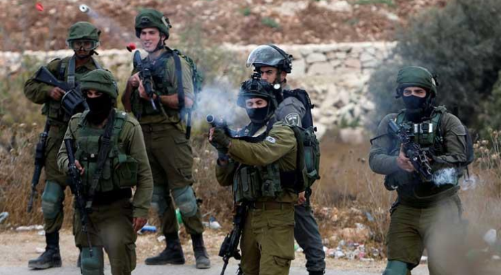 صورة أرشيفية لعناصر من قوات الاحتلال في مواجهات مع فلسطينيين