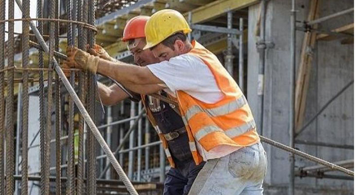مهندسان مدنيان في إحدى العمارات قيد الإنشاء