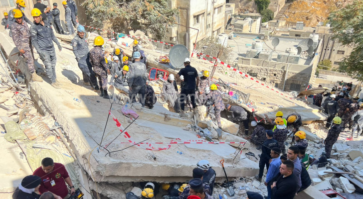 الصورة من مكان انهيار العمارة