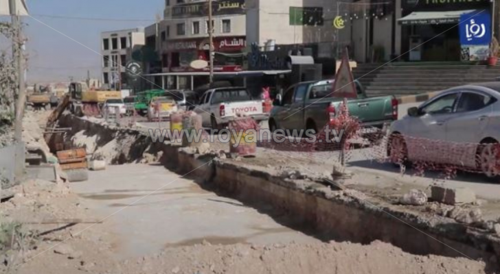 أعمال حفريات في شارع الكرامة في الزرقاء