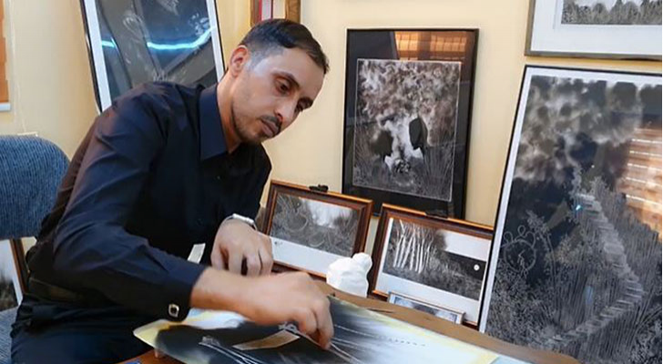 يوسف في أثناء رسم لوحة من رماد الدخان