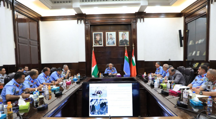 مدير الأمن العام اللواء عبيد الله المعايطة  أثناء زيارته لمديرية الدفاع المدني