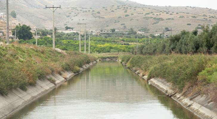 نجاة سائق بعد سقوط مركبته في قناة الملك عبد الله