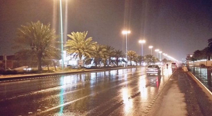 صورة أرشيفية لتساقط الأمطار في أحد شوارع العقبة