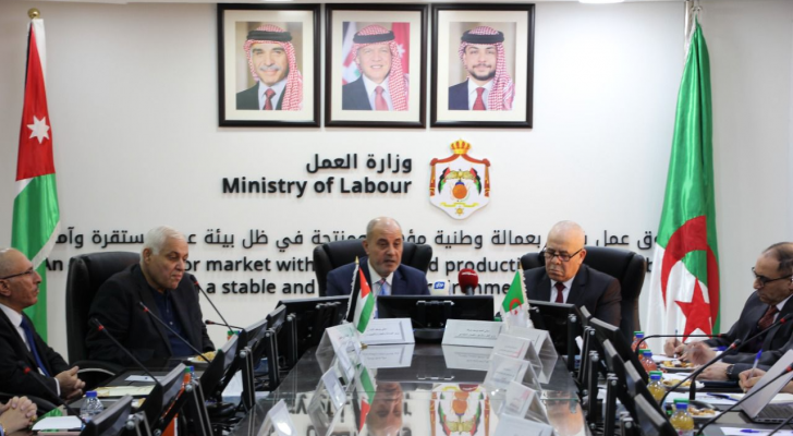 جانب من المباحثات في وزارة العمل