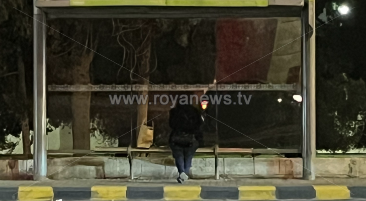 الشابة التي تجلس قرب الدوار السادس