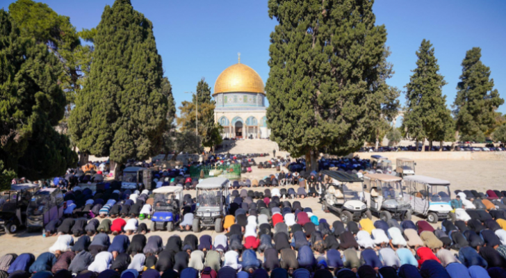 صورة أرشيفية لفلسطينيين يؤدون صلاة الجمعة في المسجد الأقصى