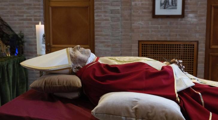 جثمان البابا بنديكتوس يسجى في كاتدرائية القديس بطرس