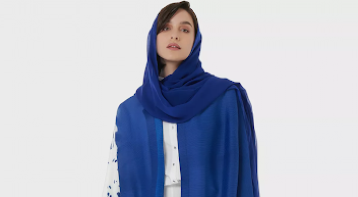 فتاة ترتدي عباءة
