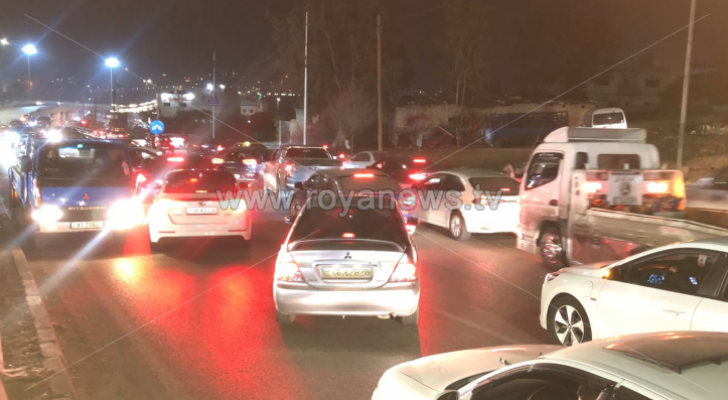 صورة أرشيفية لمركبات على جسر البقعة
