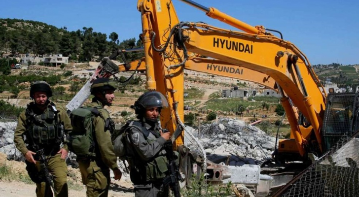 عناصر من الاحتلال تهدم منزلا فلسطينيا - أرشيفية