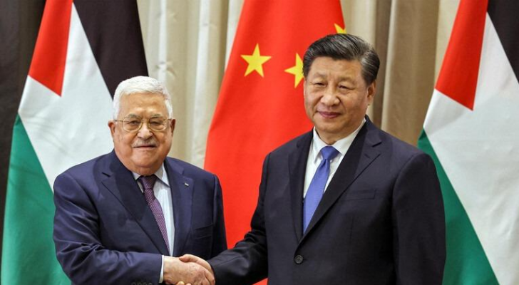 الرئيس الفلسطيني محمود عباس (يسار) ورئيس جمهورية الصين الشعبية شي جينبينغ