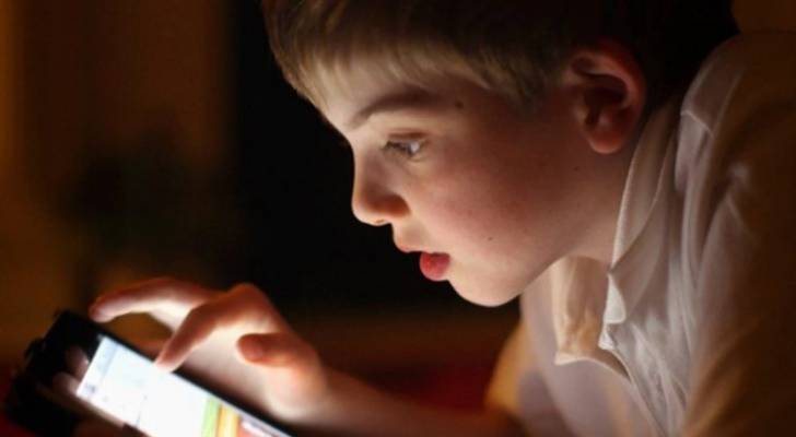 اختصاصية تربوية ونفسية تحذر من استخدام الأطفال الإنترنت